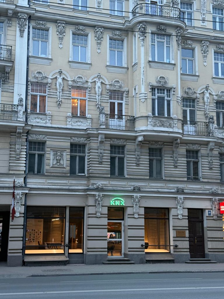 mūsu jaunajā salonā Brīvības ielā 99, demonstrejam knx iekārtas, integrāciju Control4- multizonu apskaņošanas sistēmā, tāpat CKN lampas un TEM slēdžus, rozetes.. 